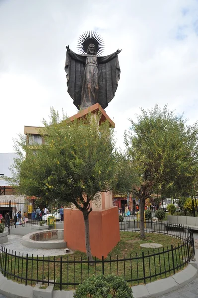En staty av Jesus i staden La Paz — Stockfoto