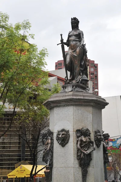 Статуя в городе Ла-Пас — стоковое фото