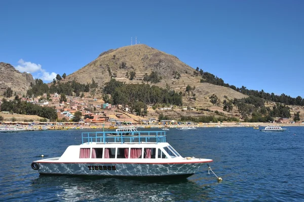 Лодки в городе Копакабана на озере Титикака — стоковое фото