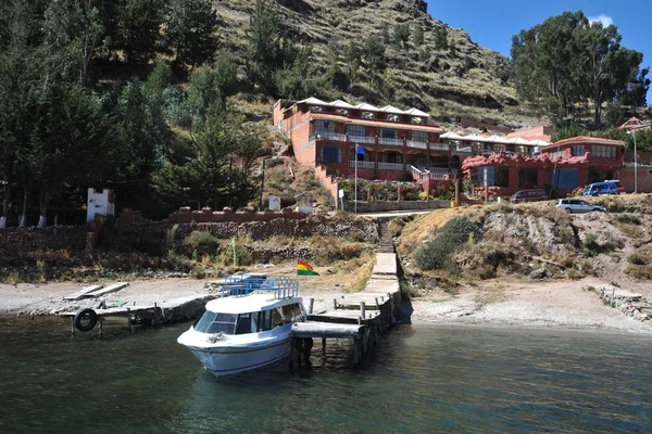 Barche nel comune di Copacabana sul lago Titicaca — Foto Stock