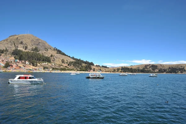 Barcos en la ciudad de Copacabana en el lago Titicaca — Foto de Stock