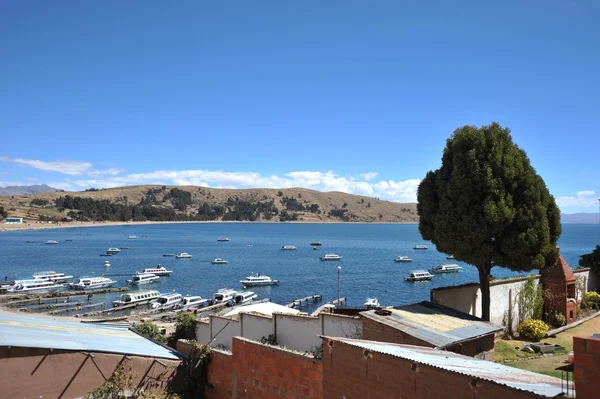 Boats in the town of Copacabana on lake Titicaca — Stock Photo, Image