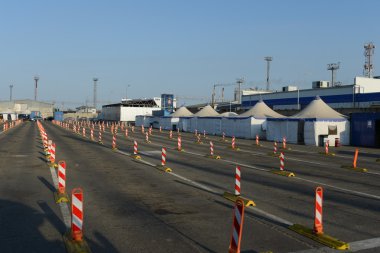 Kavkaz bağlantı noktası feribota yüklemeden önce otopark.