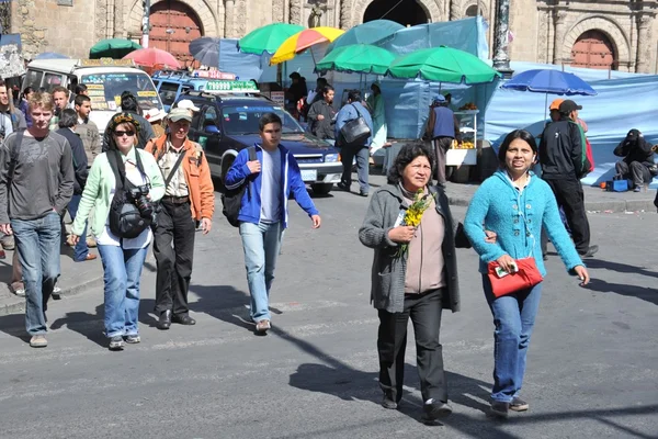 Touristen auf den Straßen der Stadt La Paz. — Stockfoto