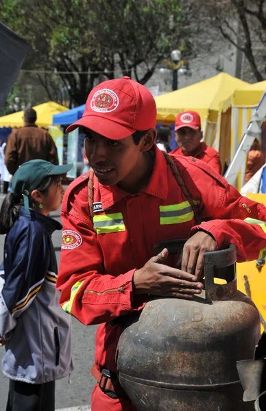 Feuerwehrleute bringen der Bevölkerung Regeln für den Umgang mit einer Gasflasche auf einer Stadtstraße bei. — Stockfoto