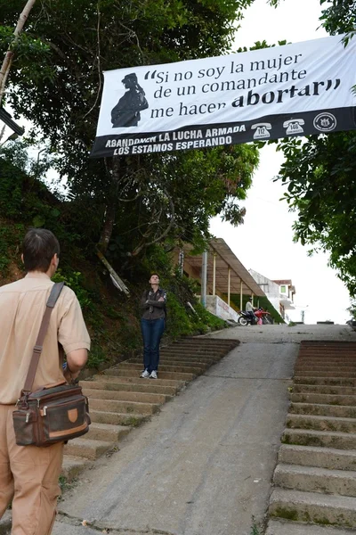 Doe een beroep op vrouwen-guerrilla van de Farc aan de rivier de Guayabero — Stockfoto