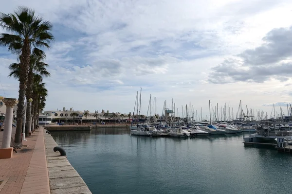 Hafen mit Yachten. — Stockfoto