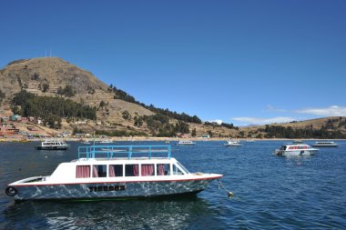 copacabana Titikaka Gölü üzerinde kasabasında tekneler.