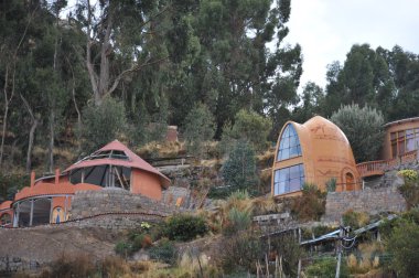 Kasaba Copacabana Titikaka Gölü üzerinde.