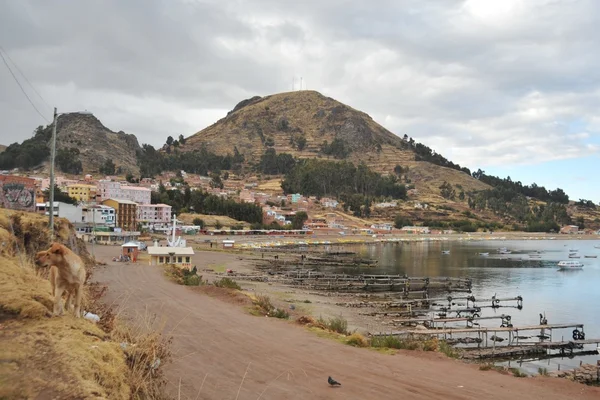 Městečko Copacabana na jezeře Titicaca. — Stock fotografie