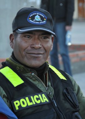 San Pedro de Tikina kasabasından bir polis memuru
