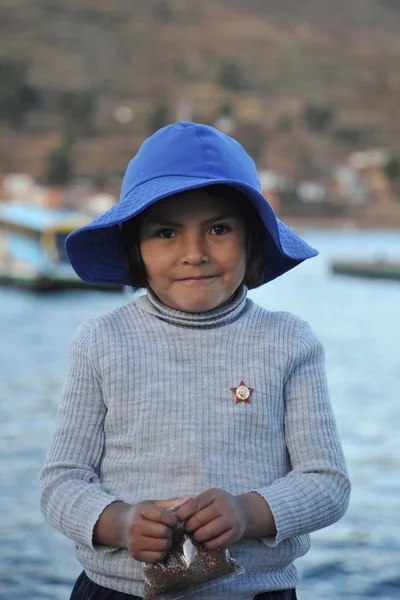 Unidentified girlie on street of   the town of San Pedro de Tikina — Stock Photo, Image