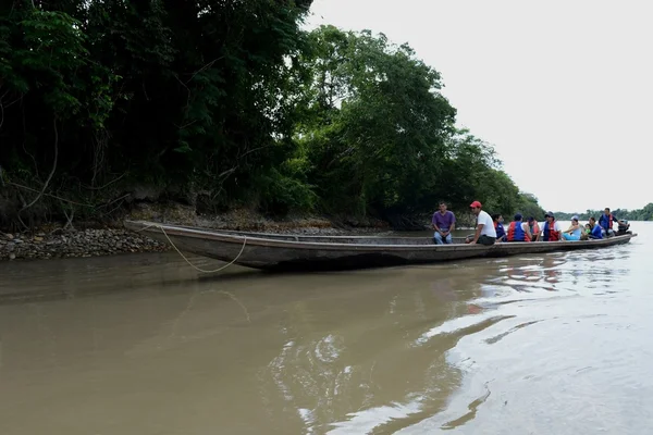 Die Einheimischen auf dem Fluss Guayabero. — Stockfoto