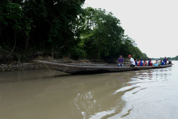 Os habitantes locais no rio Guayabero . — Fotografia de Stock