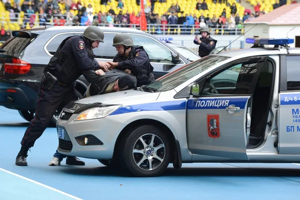 Vägledande frihetsberövande Swat polisbil. — Stockfoto