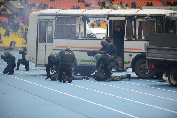 Показательный показатель задержания полицейской машины SWAT
.