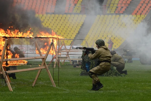 Fuerzas especiales demuestran entrenamiento . — Foto de Stock