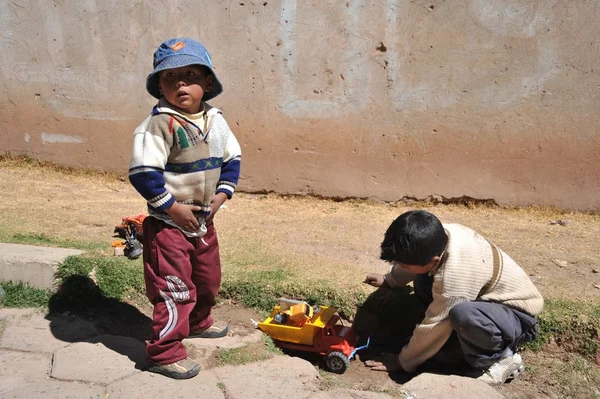 身份不明的孩子的喀喀湖的科帕卡巴纳的街道上 — 图库照片