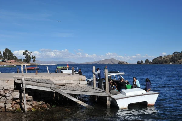 Serviço de balsa no lago Titicaca . — Fotografia de Stock