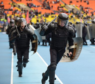 Polis stadyumda.
