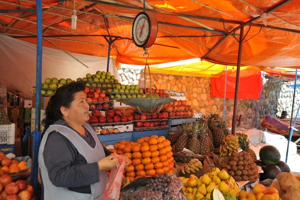 Trading on the market in Sucre — Stock Photo, Image