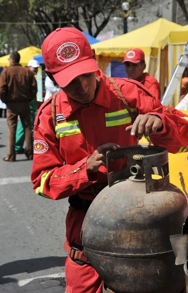 Les pompiers enseignent les règles de population pour le traitement d'une bouteille de gaz dans une rue de la ville . — Photo
