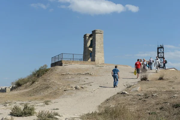 Touristen an den Ruinen von Chersonesos. — Stockfoto