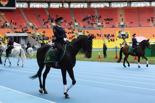 Pattuglia di polizia a cavallo allo stadio di Mosca — Foto Stock