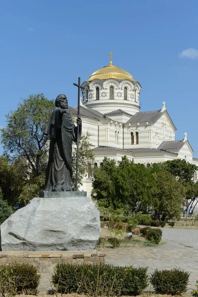 Chersonese, a monument to Apostle Andrew and St. Vladimir's Cathedral — Stock Photo, Image