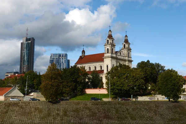 Вид на церковь через реку в центре Вильнюса . — стоковое фото