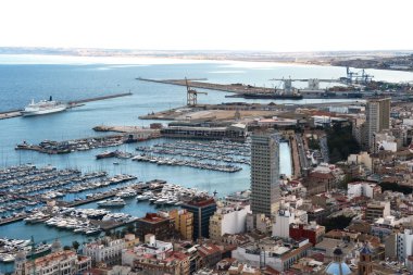 Alicante. Bağlantı noktası ile yatlar.