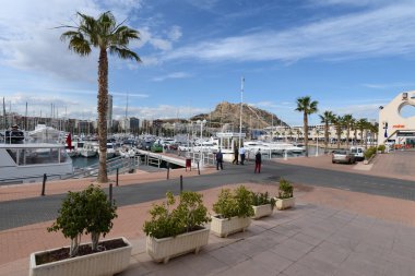 Alicante. Bağlantı noktası ile yatlar.