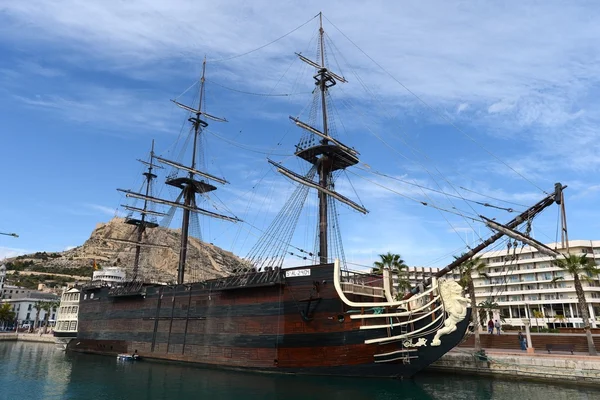 Старый корабль в порту Аликанте . — стоковое фото