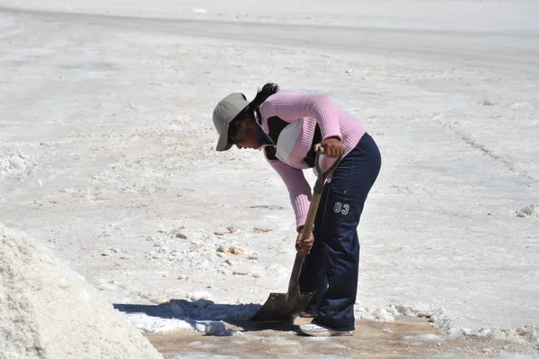 Produkcji soli na mieszkania soli Uyuni — Zdjęcie stockowe