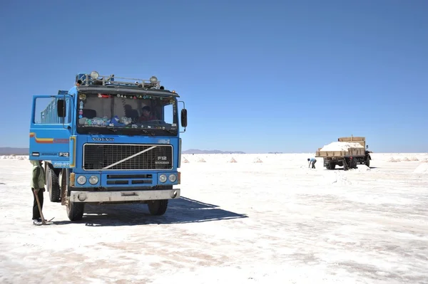 De productie van zout op de zoutvlakten Uyuni — Stockfoto