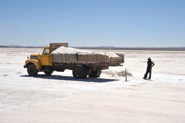 Produção de sal nos apartamentos de sal de Uyuni — Fotografia de Stock