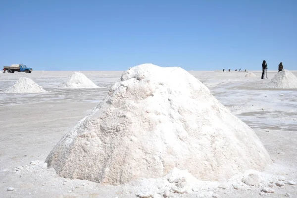 Salt production on the Uyuni salt flats — Stock Photo, Image