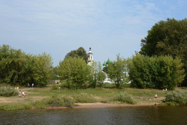 Yaroslavl Volga sol yakasında manastırda Ortodoks kadın.