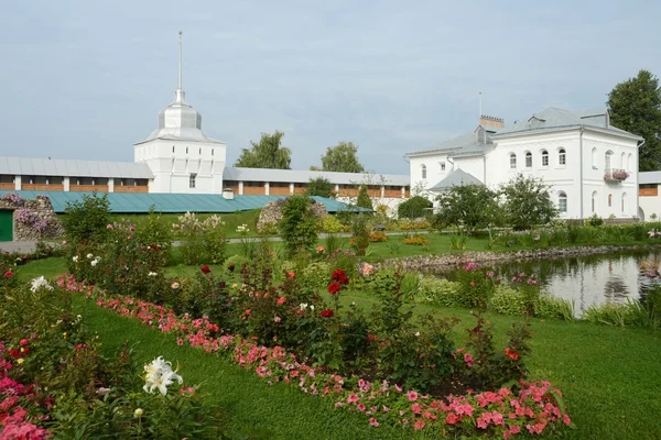 Orthodox women's monastery in Yaroslavl on the Volga left Bank. — Stock Photo, Image
