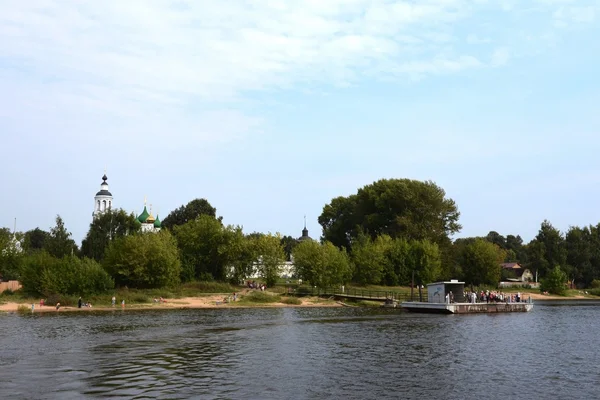 Ortodoxa kvinnors kloster i Jaroslavl på Volga vänstra stranden. — Stockfoto