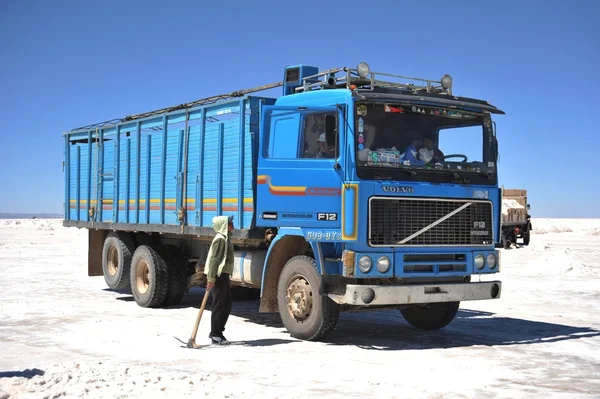 Salt produktion på Uyuni salt flats — Stockfoto