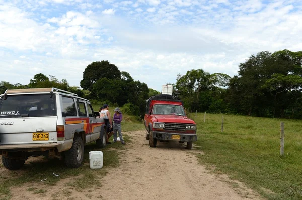 Le auto dei turisti Intorno al fiume Guayabero . — Foto Stock