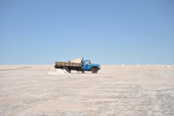 Uyuni tuz daireler üzerinde tuz üretimi — Stok fotoğraf