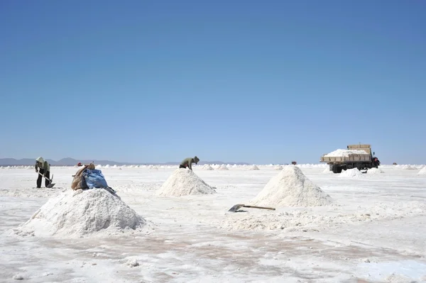 Produzione di sale sulle saline di Uyuni — Foto Stock