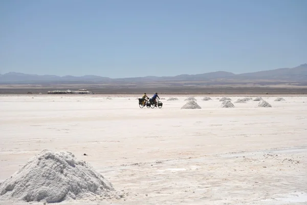 Tourists on the Uyuni salt flats. — Stock Photo, Image