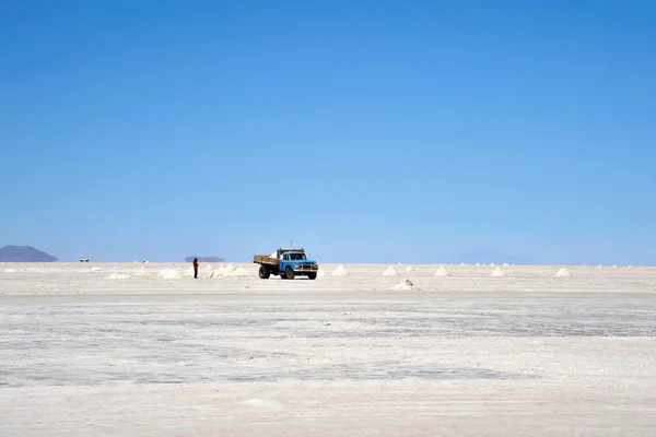 Uyuni tuz daireler üzerinde tuz üretimi — Stok fotoğraf