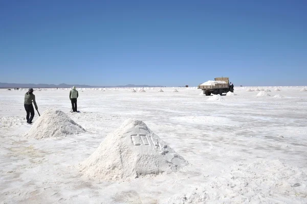 Uyuni tuz daireler üzerinde tuz üretimi — Stok fotoğraf