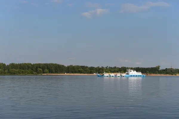 Yaroslavl. Kapal berlayar di sepanjang Volga . — Stok Foto