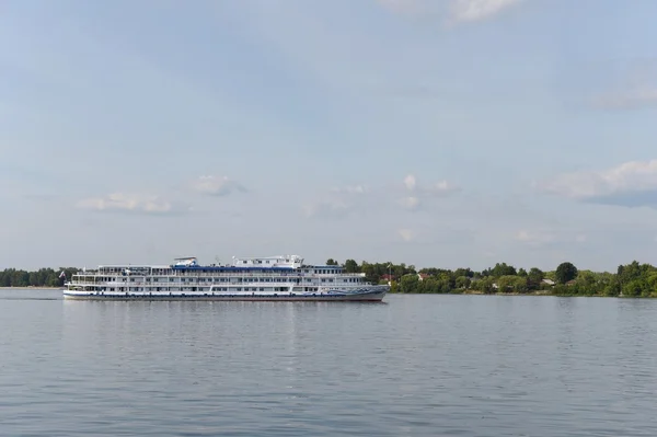 Yaroslavl. Navio navegando ao longo do Volga . — Fotografia de Stock