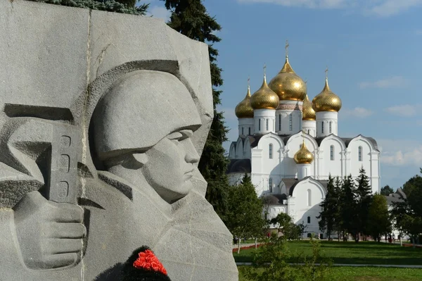 Yaroslavl. Veduta della Cattedrale della Dormizione dal memoriale "Fiamma eterna ". — Foto Stock